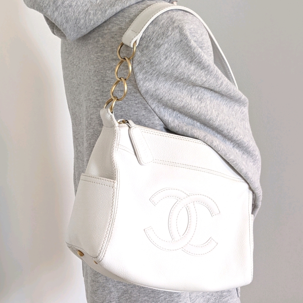 ✅PRICE FIRM✅CHANEL Gold Hoop Shoulder Bag - Picture 1 of 12